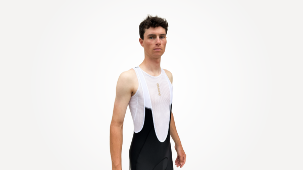 Cuissard technique noir avec bretelles et aération, porté par un cycliste.