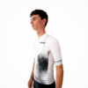 Maillot manches courtes blanc avec motif graphique sombre, porté par un mannequin.