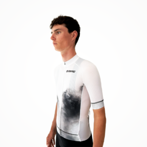 Maillot manches courtes blanc avec motif graphique sombre, porté par un mannequin.