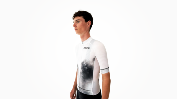 Maillot manches courtes blanc avec motif graphique sombre, porté par un mannequin.