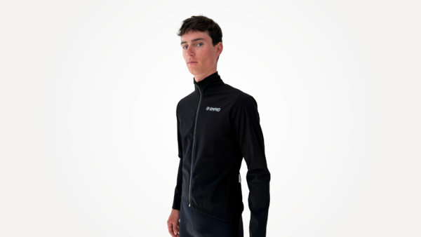 Veste noire coupe-vent technique pour cyclisme, ajustement près du corps avec logo visible.