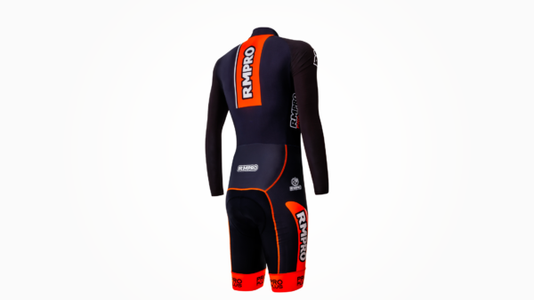 Mono-sarthe technique noir avec manches longues, détails en orange et logos personnalisés.