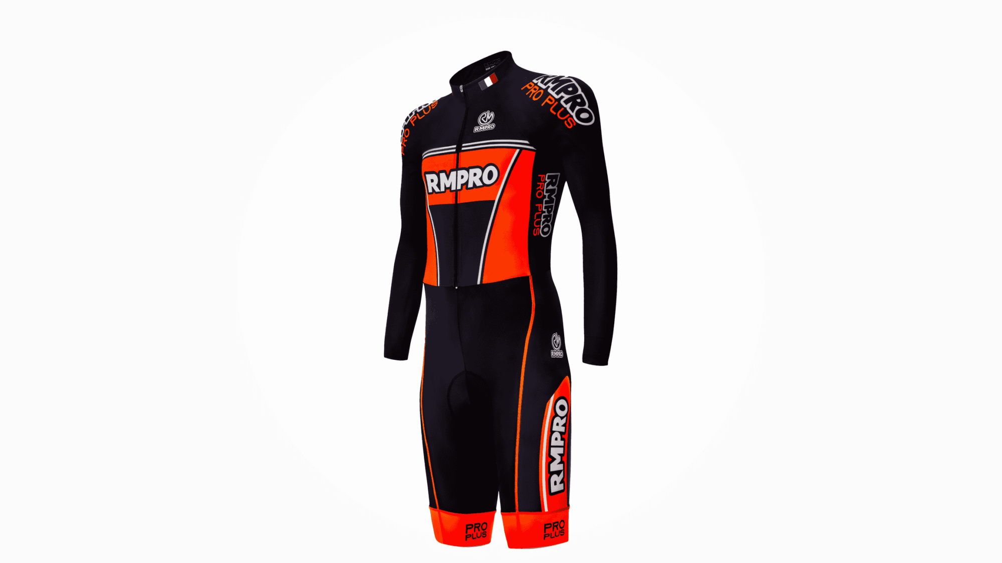 Combinaison de triathlon noire et orange avec logos personnalisés et détail zip sur le devant.
