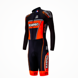 Combinaison de triathlon noire et orange avec logos personnalisés et détail zip sur le devant.