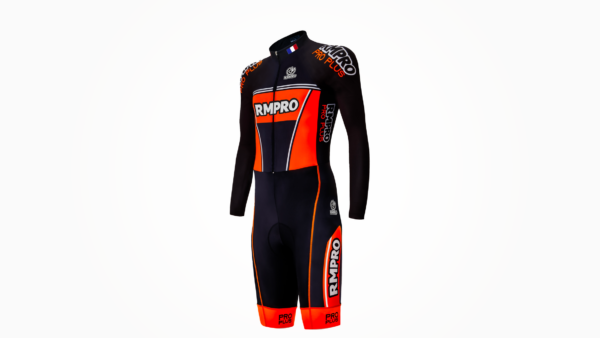 Combinaison de triathlon noire et orange avec logos personnalisés et détail zip sur le devant.