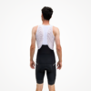 Cuissard technique noir avec bretelles, aperçu arrière d'un cycliste en tenue de sport.