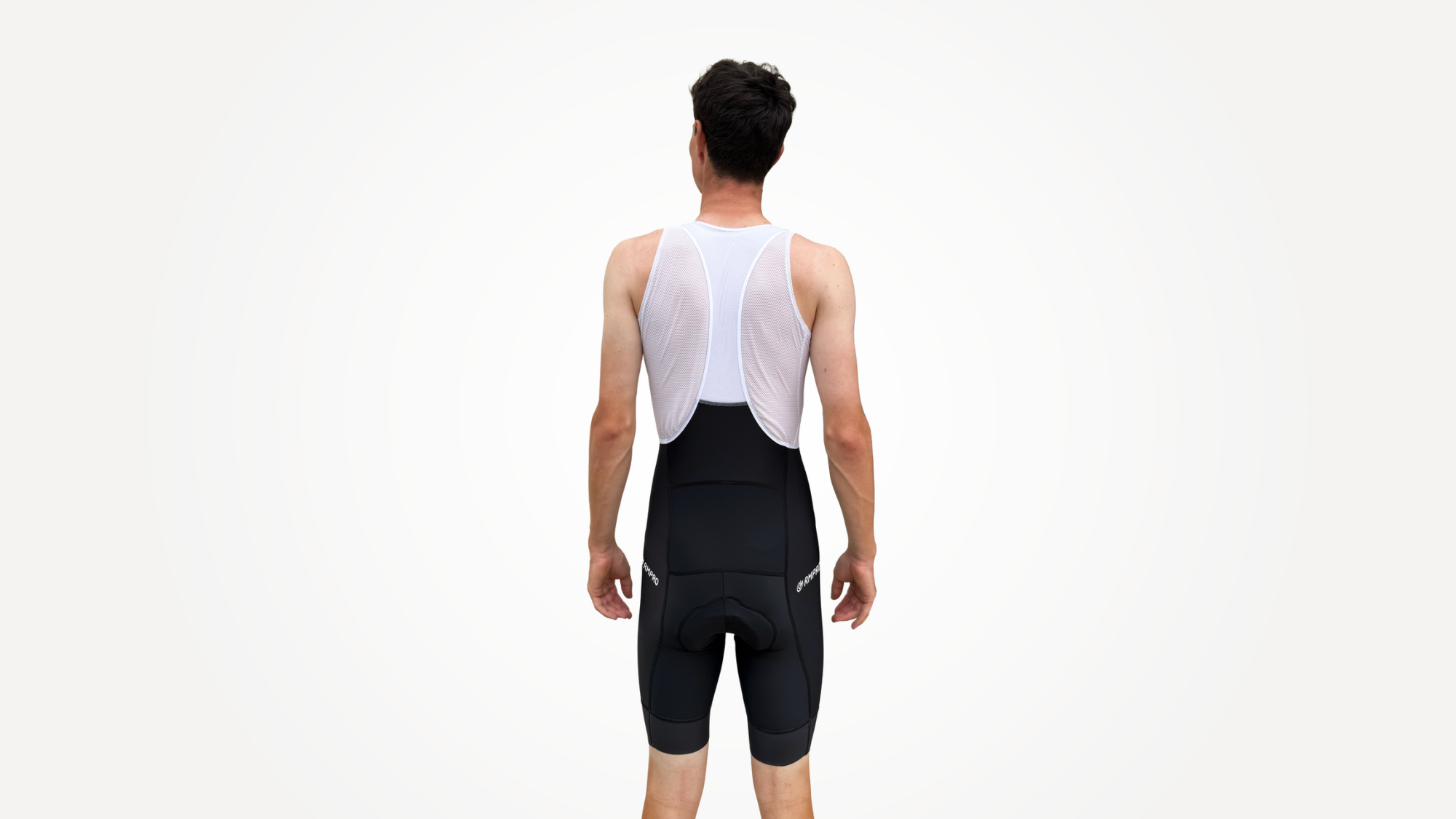 Cuissard technique noir avec bretelles, aperçu arrière d'un cycliste en tenue de sport.