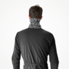 Tour de cou technique en microfibre avec motif personnalisé, porté par un modèle en veste noire.