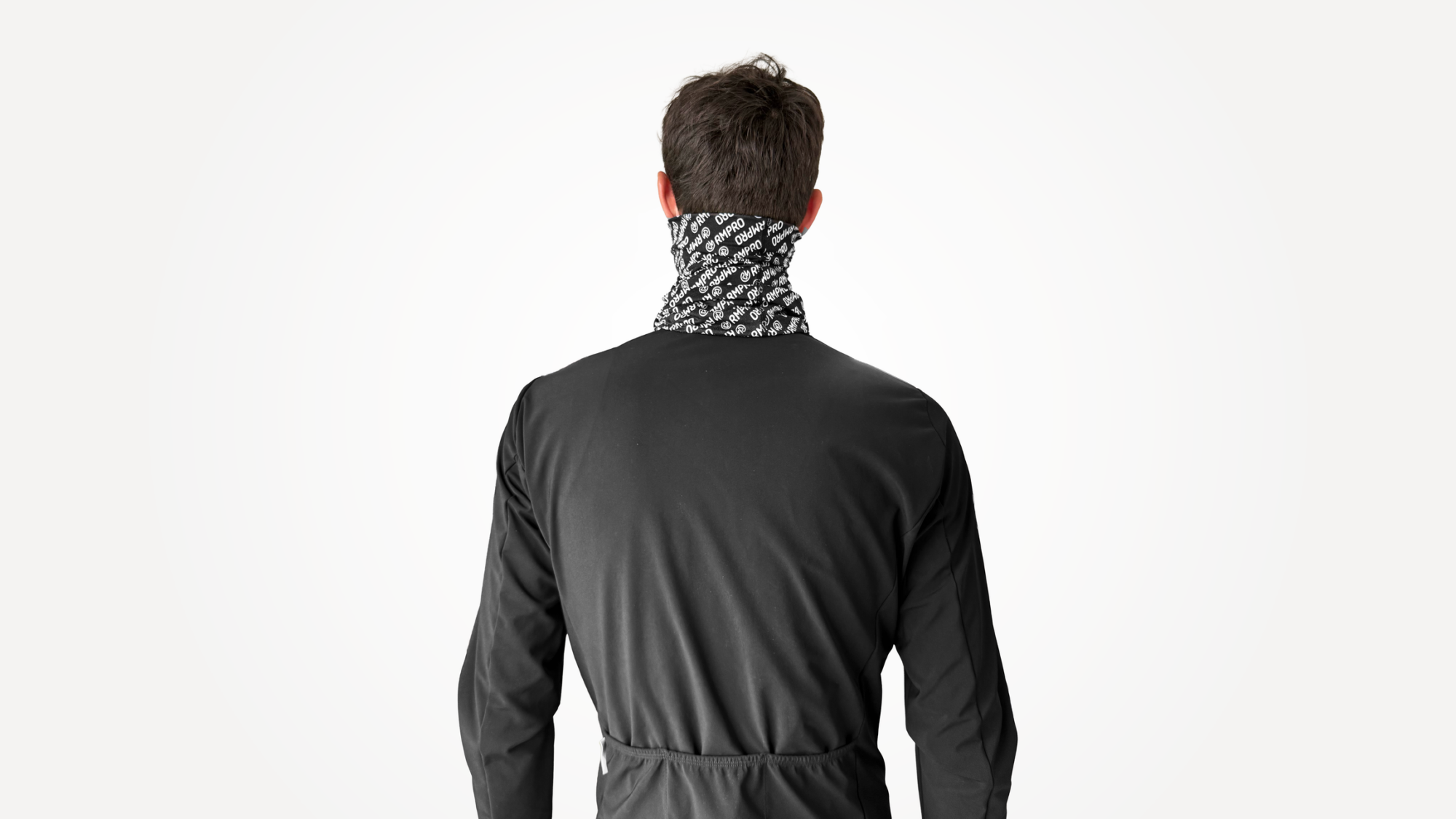 Tour de cou technique en microfibre avec motif personnalisé, porté par un modèle en veste noire.