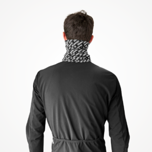 Tour de cou technique en microfibre avec motif personnalisé, porté par un modèle en veste noire.