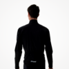 Veste technique noire avec col haut, adaptée pour le cyclisme et dotée de détails fonctionnels.
