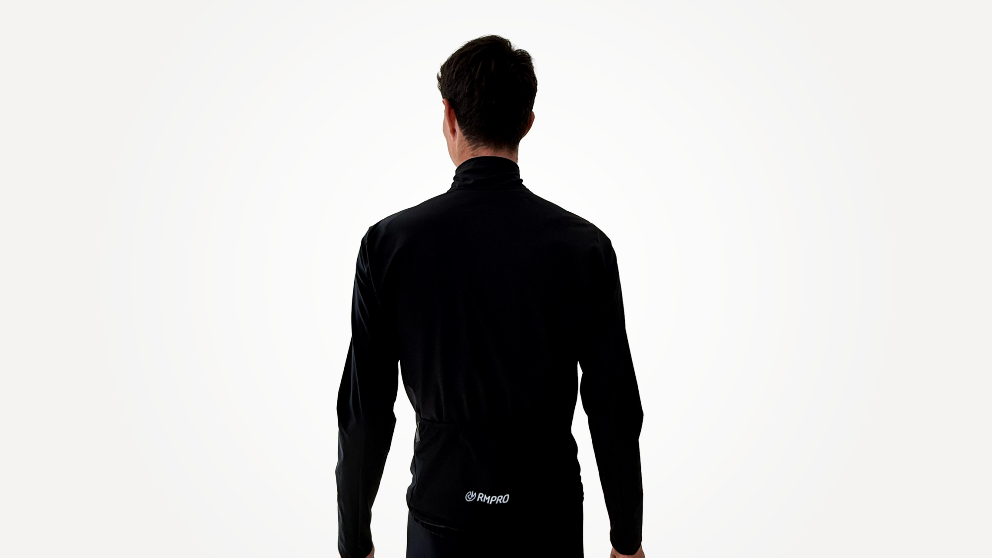 Veste technique noire avec col haut, adaptée pour le cyclisme et dotée de détails fonctionnels.