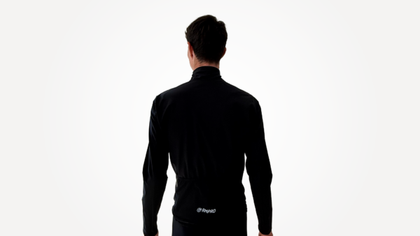 Veste technique noire avec col haut, adaptée pour le cyclisme et dotée de détails fonctionnels.
