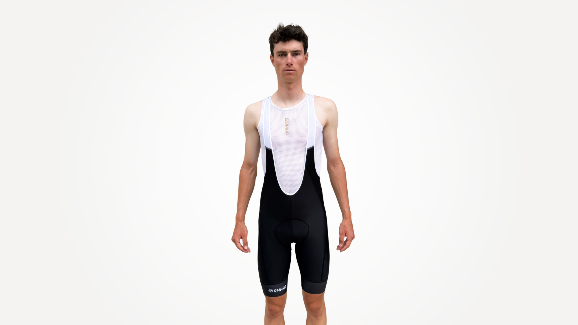 Cuissard technique noir avec bretelles, adapté pour le cyclisme, en présentation sur mannequin.