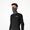Tour de cou technique en tissu noir avec logo RMPRO, porté par un mannequin en tenue de cyclisme.
