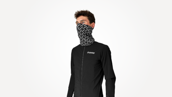 Tour de cou technique en tissu noir avec logo RMPRO, porté par un mannequin en tenue de cyclisme.