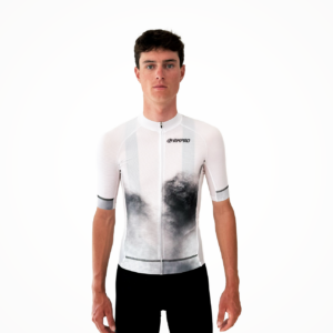 Maillot manches courtes blanc avec motif gris, prêt pour le cyclisme, sur mannequin en position neutre.