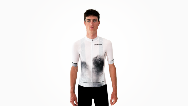Maillot manches courtes blanc avec motif gris, prêt pour le cyclisme, sur mannequin en position neutre.