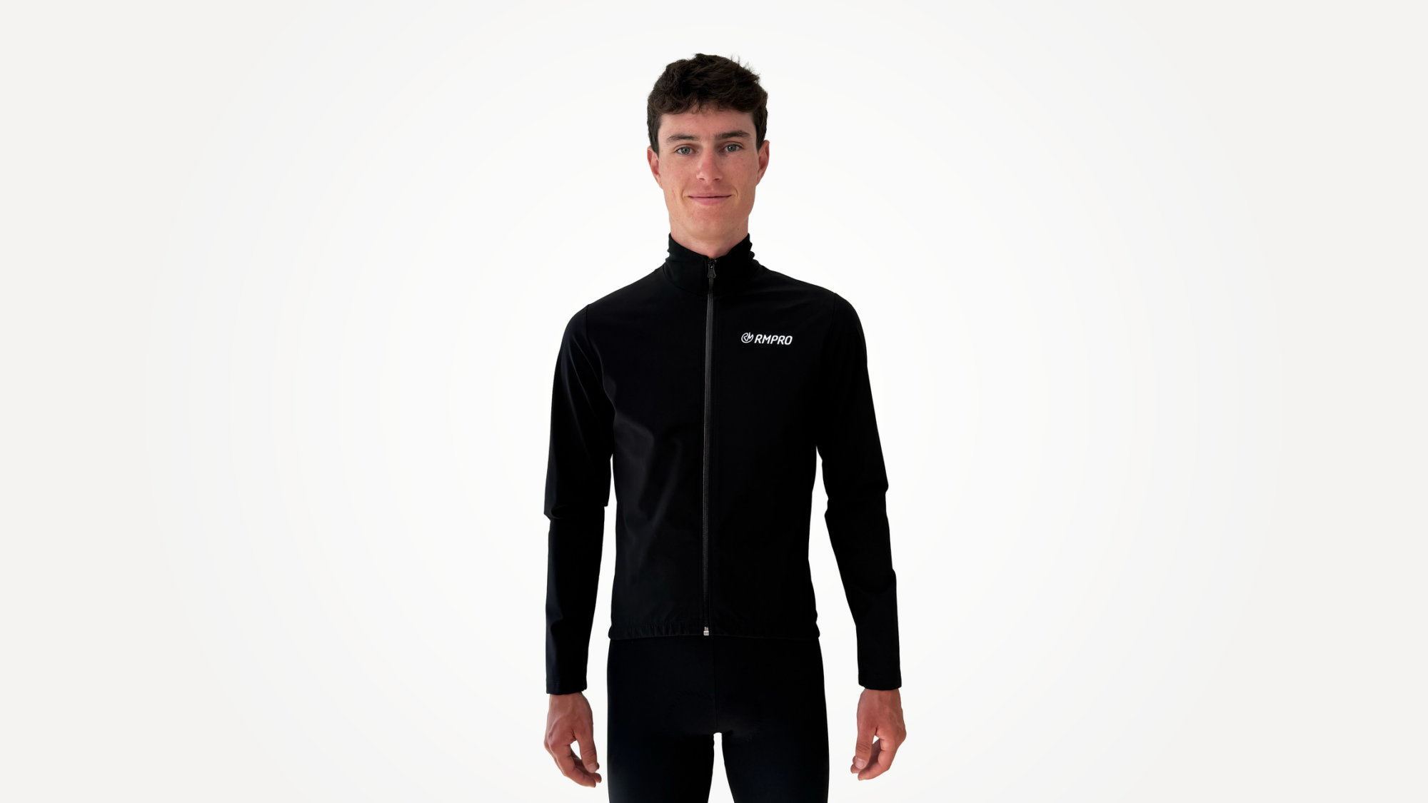 Veste technique noire pour cyclisme avec fermeture éclair et logo visible.