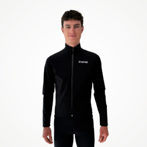 Veste technique noire pour cyclisme avec fermeture éclair et logo visible.