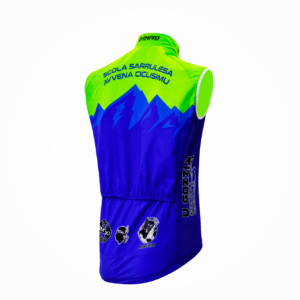 Gilet technique ajusté aux couleurs bleu et vert, personnalisé avec logos de club de cyclisme.
