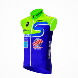 Gilet de triathlon personnalisé aux couleurs vives avec logos, idéal pour les compétitions.