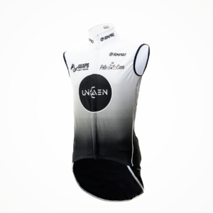Gilet sans manches noir et blanc avec logo personnalisé pour club de cyclisme.