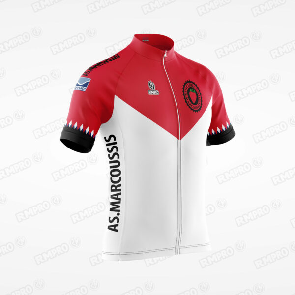 Maillot de cyclisme personnalisé aux couleurs d'un club, rouge et blanc avec logo sur la poitrine et inscription sur la manche.
