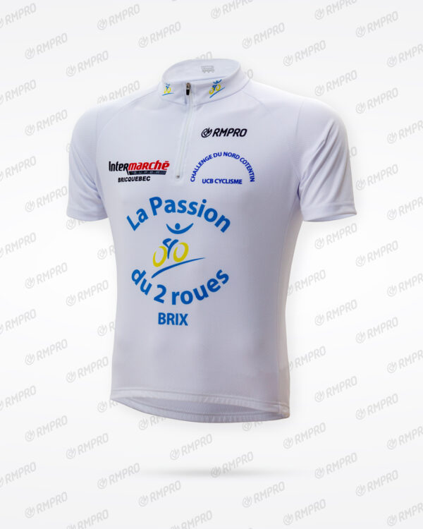 Maillot technique blanc personnalisé avec logos et inscriptions pour le club UCB Cyclisme.