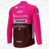 Maillot à manches longues rose et chocolat, personnalisé avec les logos de clubs et sponsors.