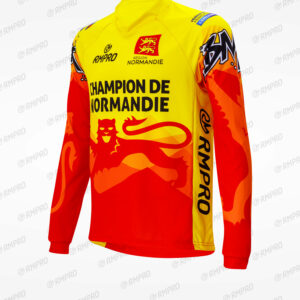 Maillot à manches longues jaune et rouge avec logos personnalisés pour la région Normandie, inscription "Champion de Normandie".