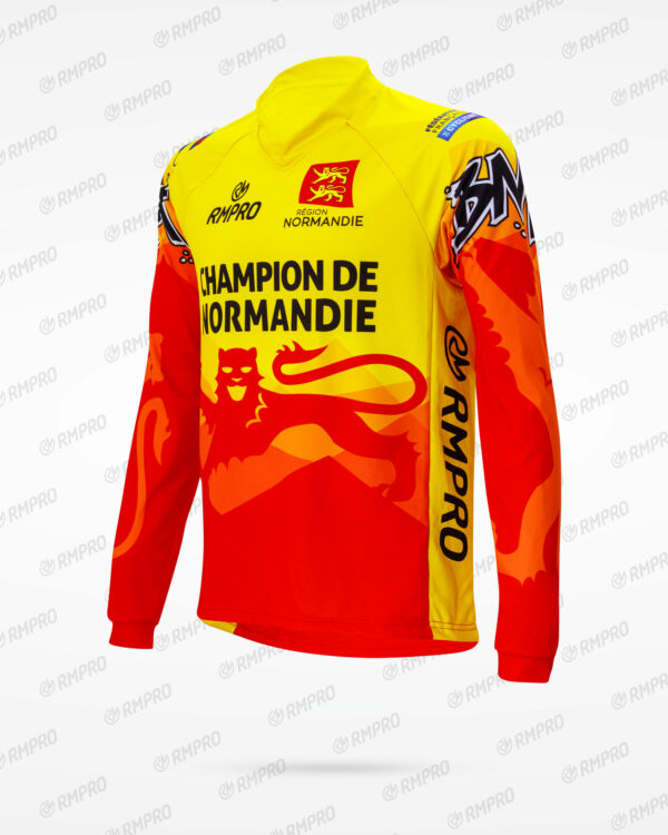 Maillot à manches longues jaune et rouge avec logos personnalisés pour la région Normandie, inscription "Champion de Normandie".