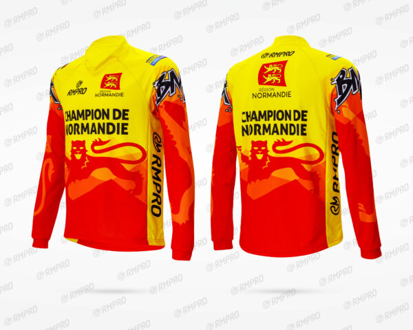Maillot à manches longues aux couleurs vives, personnalisé avec le logo "Champion de Normandie".