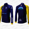 Maillot cycliste personnalisé avec manches longues, motifs graphiques et logos de clubs sur un fond bleu et jaune.