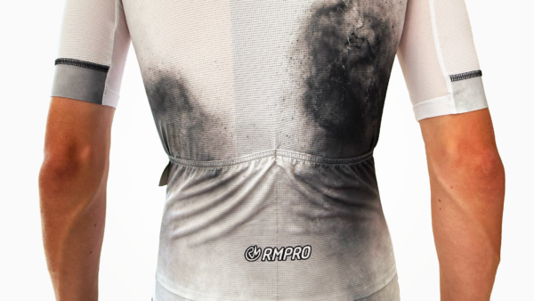 Maillot manches courtes blanc et gris avec dégradé, logo visible, adapté pour cyclisme.
