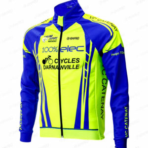 Veste de cyclisme haute visibilité aux couleurs d'un club, avec des logos personnalisés et détails techniques.