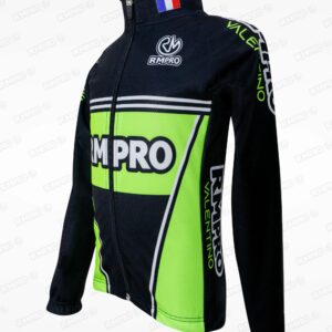 Veste technique noire et verte avec logos personnalisés pour cyclisme.