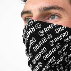Tour de cou noir avec logo RMPRO en motif répétitif, porté par un mannequin.