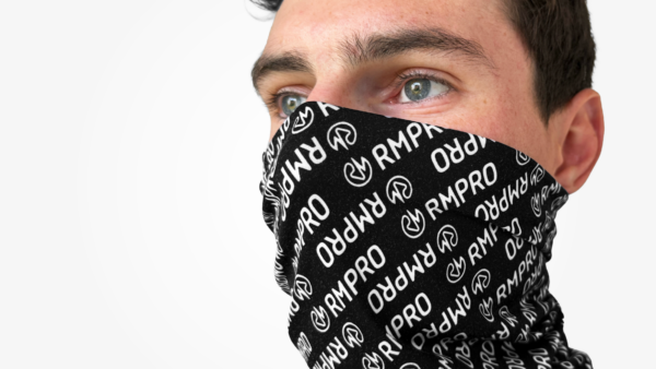 Tour de cou noir avec logo RMPRO en motif répétitif, porté par un mannequin.