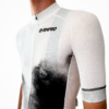 Maillot manches courtes blanc avec motif noir et logo personnalisé pour club de cyclisme.