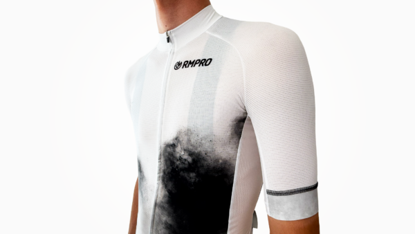 Maillot manches courtes blanc avec motif noir et logo personnalisé pour club de cyclisme.