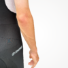 Cuissard technique noir de cyclisme avec détails de confort et logo visible.
