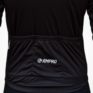 Maillot manche longue noir avec logo RMPRO et poches arrière, conçu pour la pratique du cyclisme.