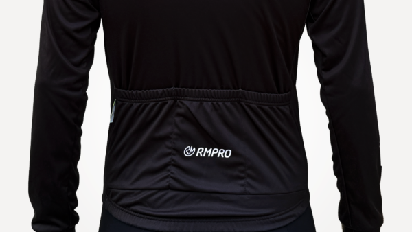 Maillot manche longue noir avec logo RMPRO et poches arrière, conçu pour la pratique du cyclisme.