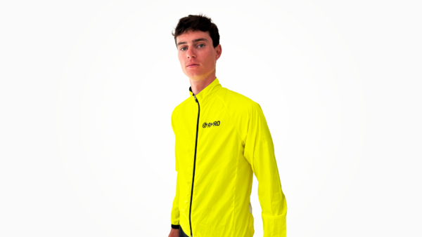 Veste coupe-vent jaune fluo pour cyclisme avec logo visible.