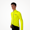 Veste de cyclisme jaune fluo avec fermeture éclair et détails techniques visibles.