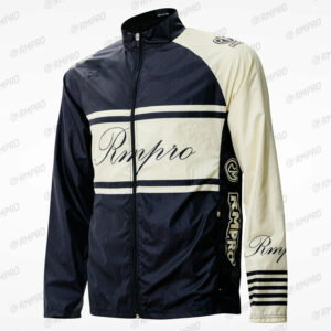 Veste coupe-vent personnalisée avec coloris navy et crème, logo visible sur les manches.
