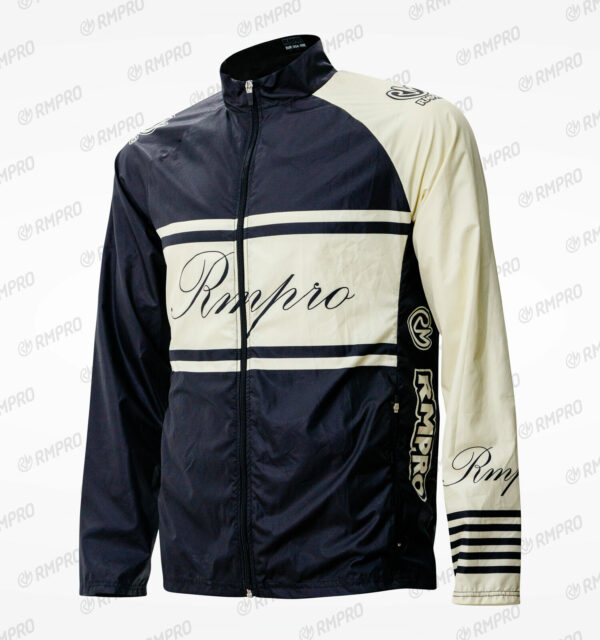 Veste coupe-vent personnalisée avec coloris navy et crème, logo visible sur les manches.