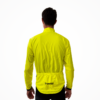 Veste coupe-vent technique jaune pour cyclisme avec détails de conception.