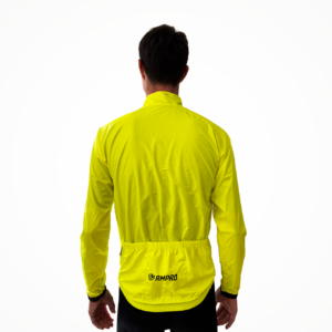 Veste coupe-vent technique jaune pour cyclisme avec détails de conception.